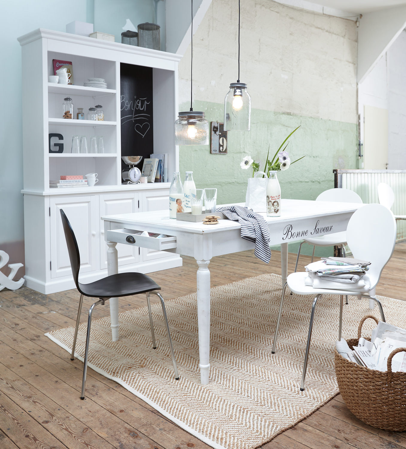 Impressionen Versand, Esstisch